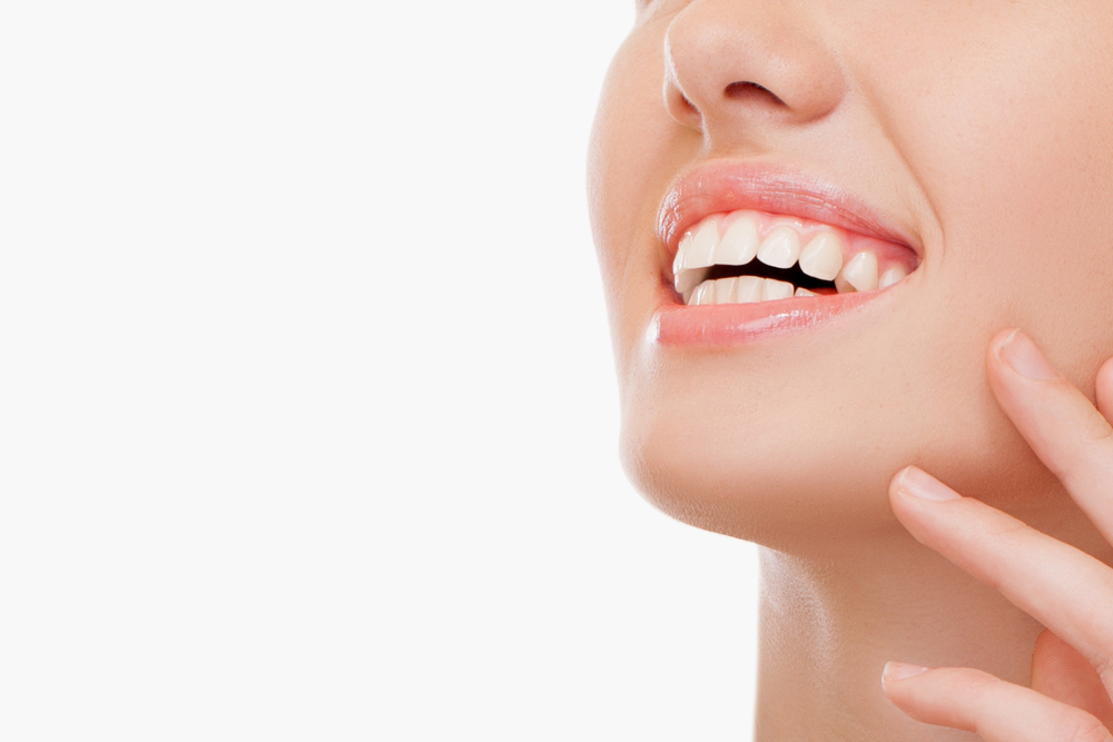 ガミースマイルは歯列矯正で治せる？原因や治療方法など