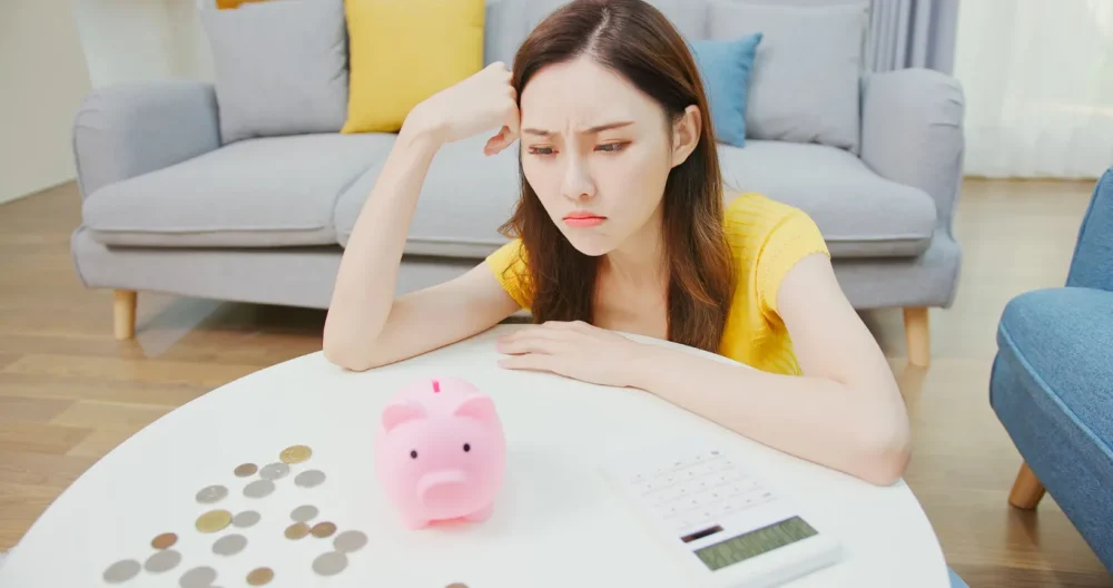 費用で悩む女性